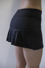 Load image into Gallery viewer, Black pleated skirt

